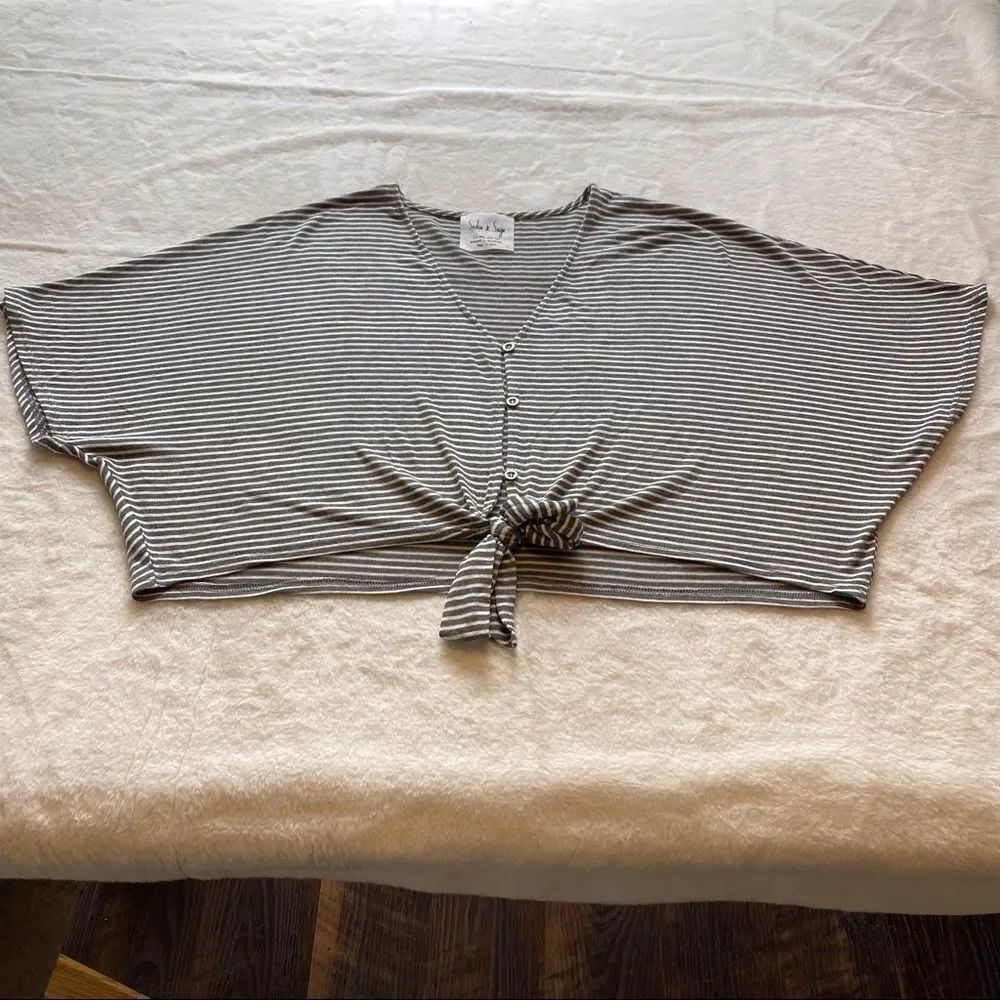 Sadie & Sage Cropped Gray and White Striped Top Size Large